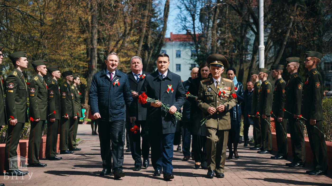 Торжественное возложение цветов к Стеле погибшим в годы Великой Отечественной войны сотрудникам и студентам БПИ